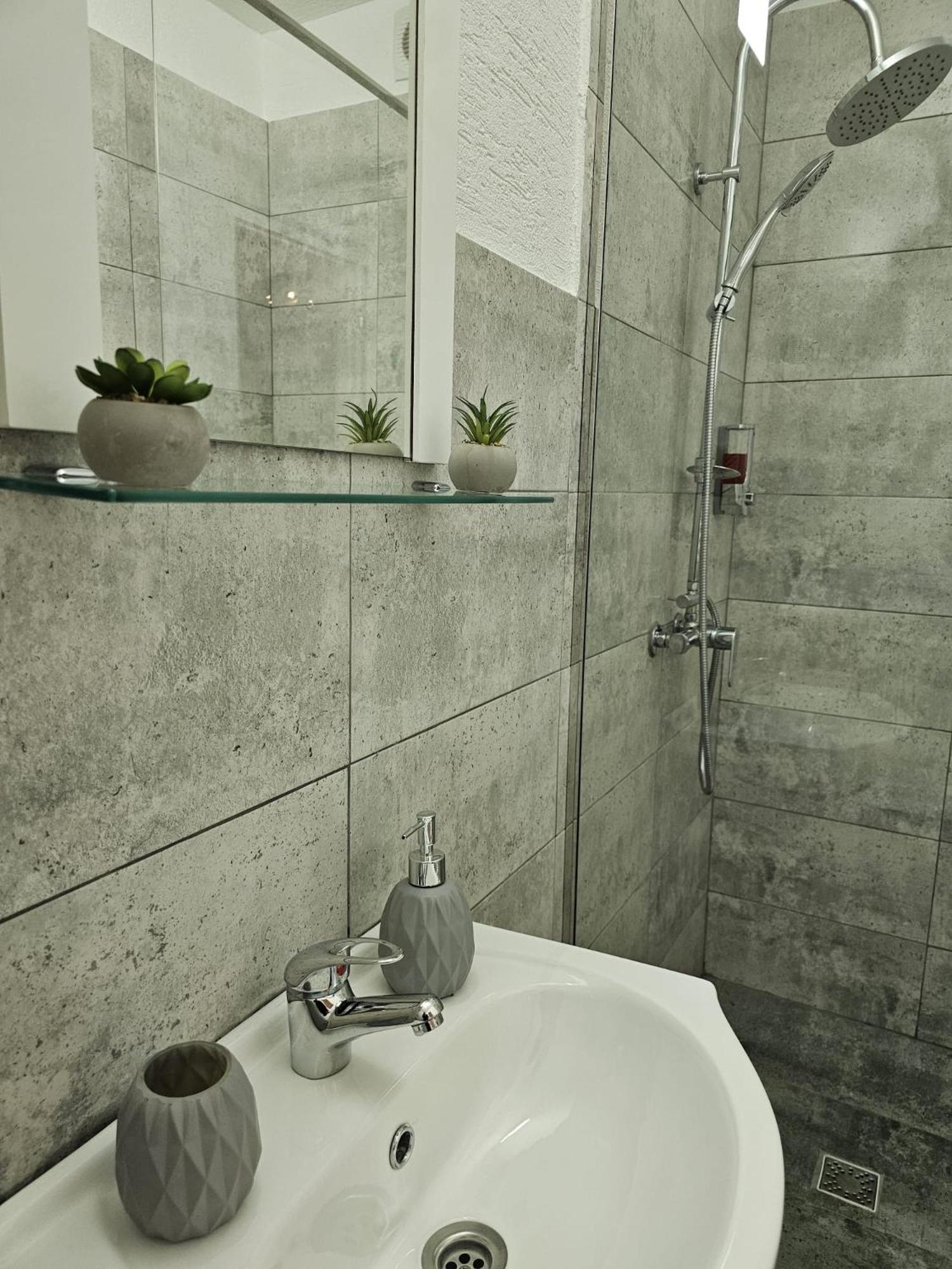 Mona Central Apartment Vajdahunyad Kültér fotó